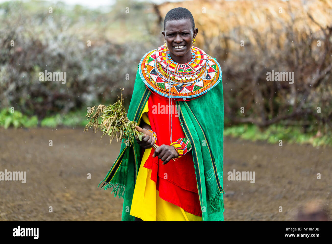 Massai Mujer de pie en su aldea Foto de stock