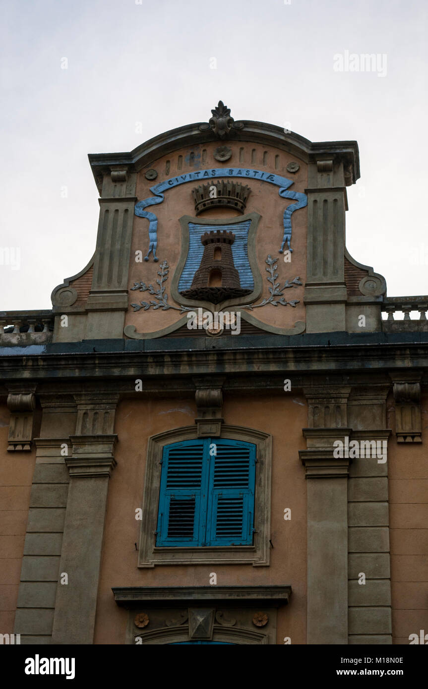 Córcega: detalles arquitectónicos del Hotel de Ville, uno de los palacios más antiguos de la ciudad de Bastia, en el noreste, en la base del Cap Corse Foto de stock