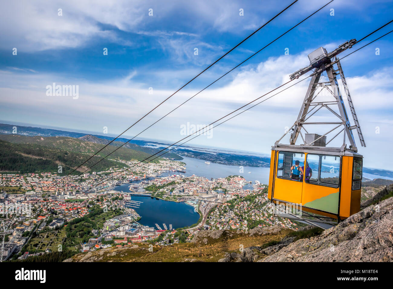 Ulriken funicular de Bergen, Noruega. Preciosas vistas desde la cima de la  colina Fotografía de stock - Alamy