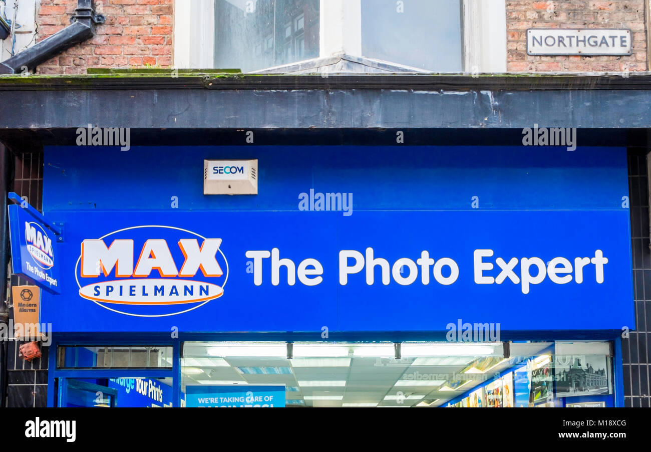 Escaparates Max Spielman El Phot Expert cadena de retail fotografía finalistas y el pasaporte y fotos de ID. Foto de stock