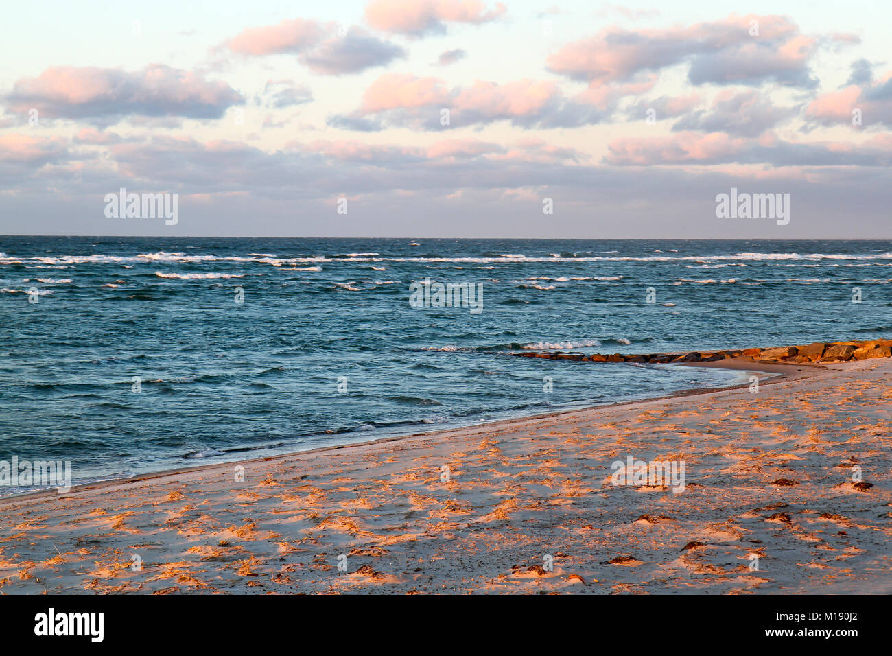 Atardecer en la playa de invierno Chapin, Dennis, en Cape Cod, Massachusetts, Estados Unidos Foto de stock