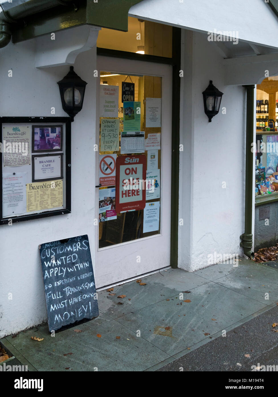 Divertido 'clientes' quería comprar firmar, Chapel Stile village store, Langdale, Cumbria, Inglaterra, Reino Unido. Foto de stock