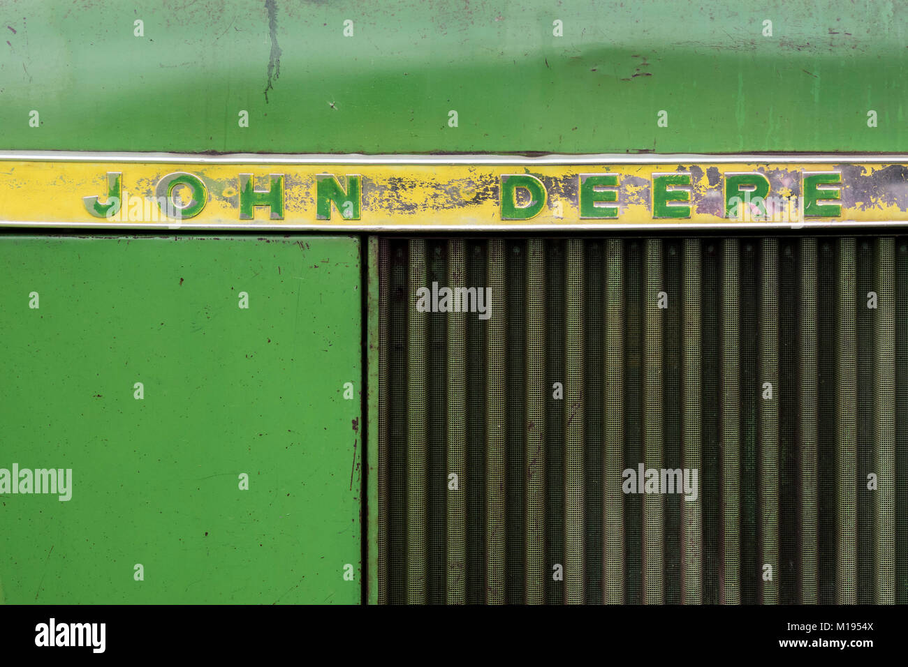 Vista lateral detalle de un tractor John Deere de vintage, descoloridas y  desgastadas pintura verde con distintivo amarillo y verde Fotografía de  stock - Alamy