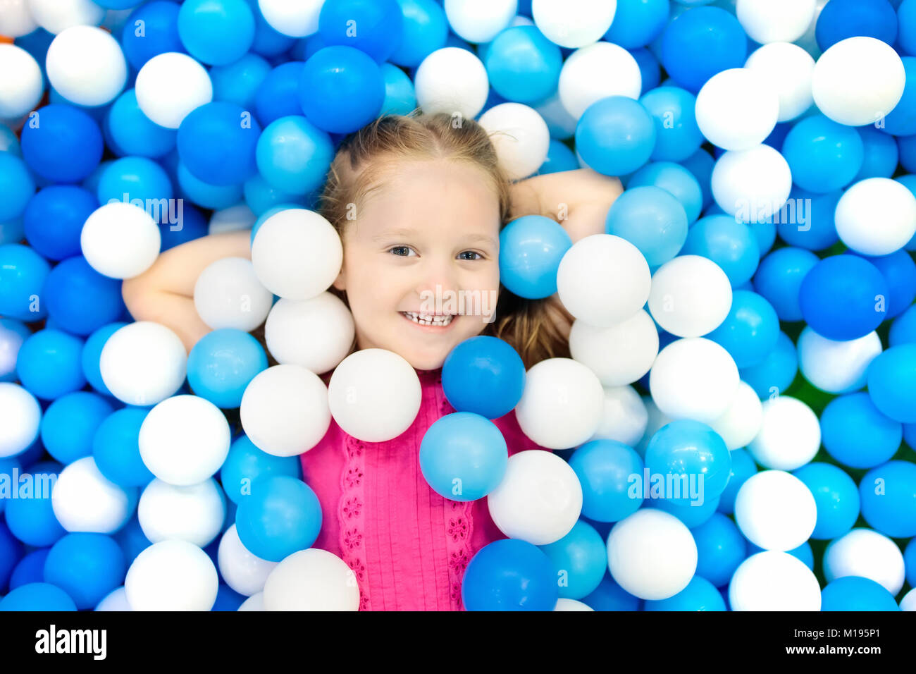 De Bfg6yy7 La Piscina Jugando Niños En Para Bolascoloridos Juguetes UzMqSVp