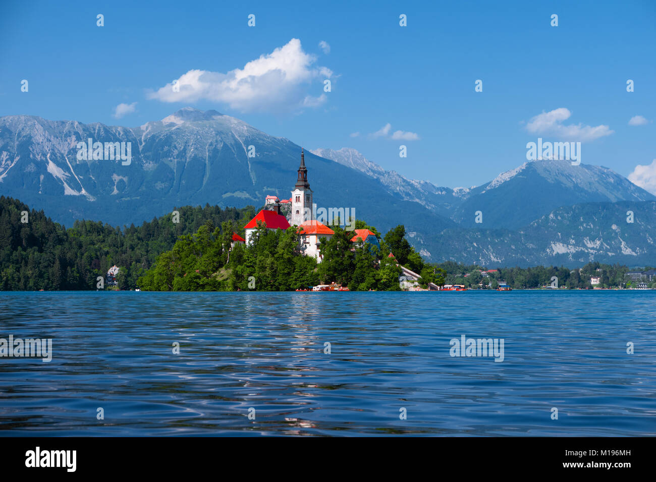 Lago Bled, Alpes, Eslovenia, Europa. Paisaje de verano. Lago alpino de montaña. Con la iglesia de la isla en el lago de Bled. Hermoso paisaje. Castillo y montañas en Foto de stock