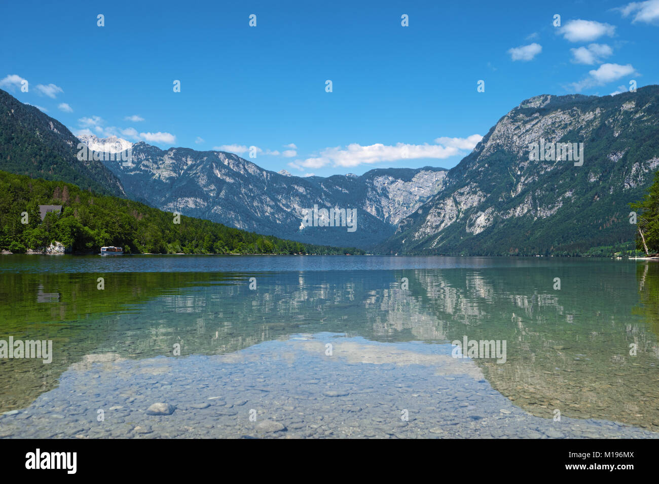 Lago de Bohinj, el Parque Nacional de Triglav, en Eslovenia, en los Alpes, Europa. Lago alpino de montaña. Naturaleza eslovena. Concepto de ecoturismo de aventura población paisaje de verano Foto de stock