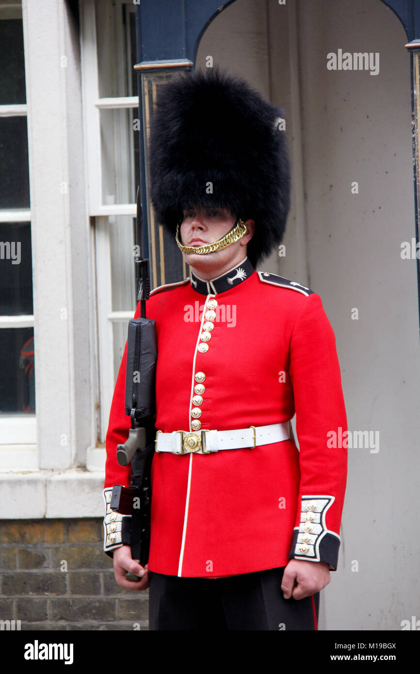 Londres, Inglaterra. Alrededor de julio de 2014. Guardia Real en rojo  uniforme de guardia permanente en el Palacio de Buckingham en Londres.  Inglaterra Fotografía de stock - Alamy