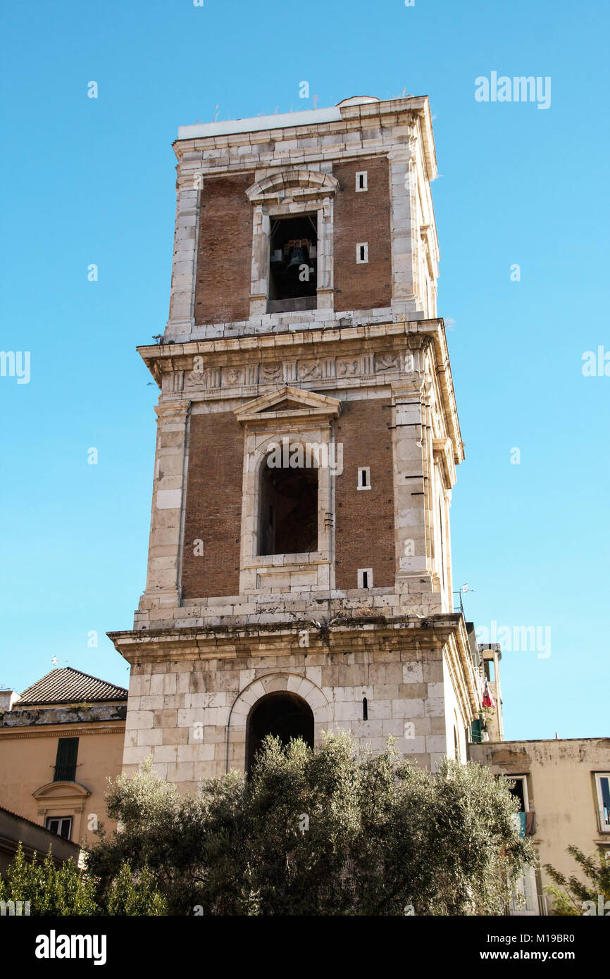 Campanario de la iglesia y el monasterio de Santa Chiara, Nápoles, Italia  Fotografía de stock - Alamy
