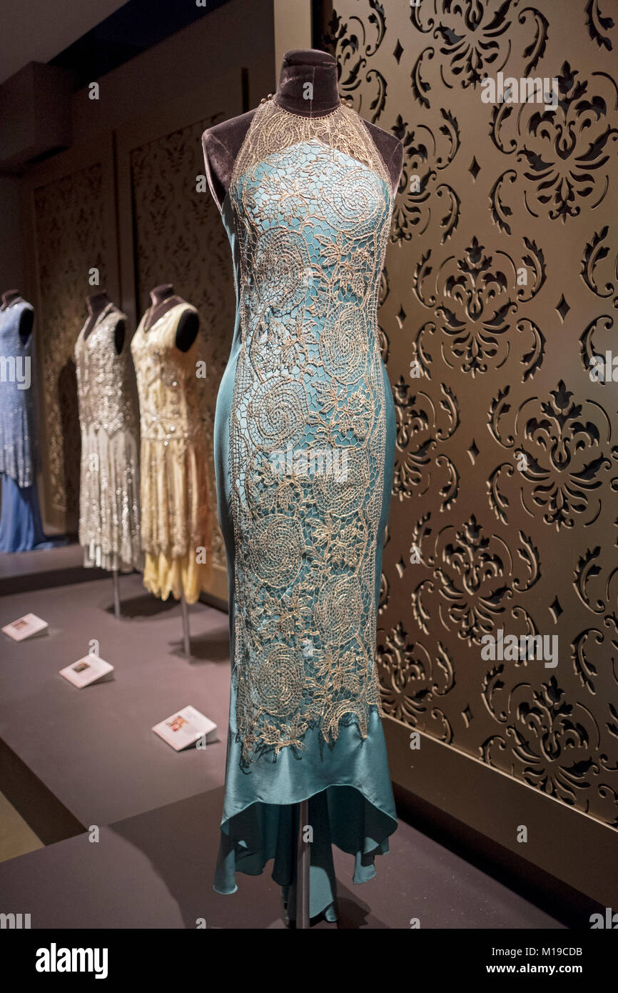 Un vestido de noche usado por Lady Mary, visto en Downton Abbey la  exposición en West 57th Street en Midtown Manhattan, Ciudad de Nueva York  Fotografía de stock - Alamy