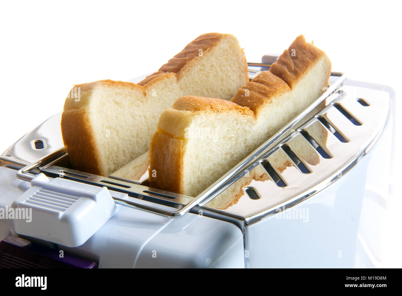 Tostar en una tostadora. Freír rebanadas tostadas dentro del tostador. Una  vista cercana de pasteles en un dispositivo de tostado Fotografía de stock  - Alamy