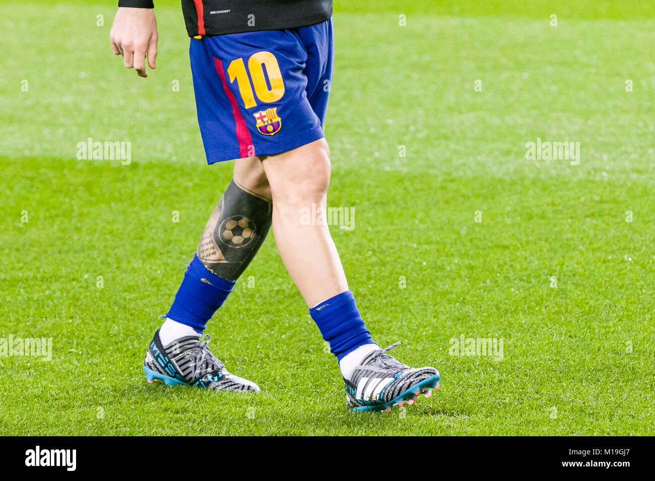 Barcelona, España. 28 ene, 2018. Avance del FC Barcelona Lionel Messi (10)  botas durante el partido entre el FC Barcelona contra el Deportivo Alaves,  para la ronda 21 de la Liga de