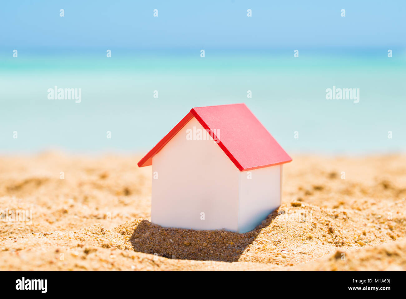 Único Modelo de la casa sobre la arena en la playa Fotografía de stock