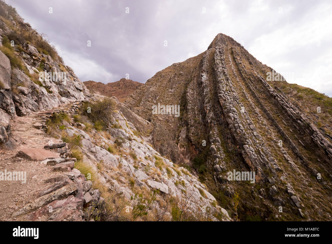 Interesante geología en el Parque Nacional Toro Toro, cerca de la ciudad de Cochabamba, Bolivia. Esto es a lo largo de la caminata a los fósiles marinos. Foto de stock