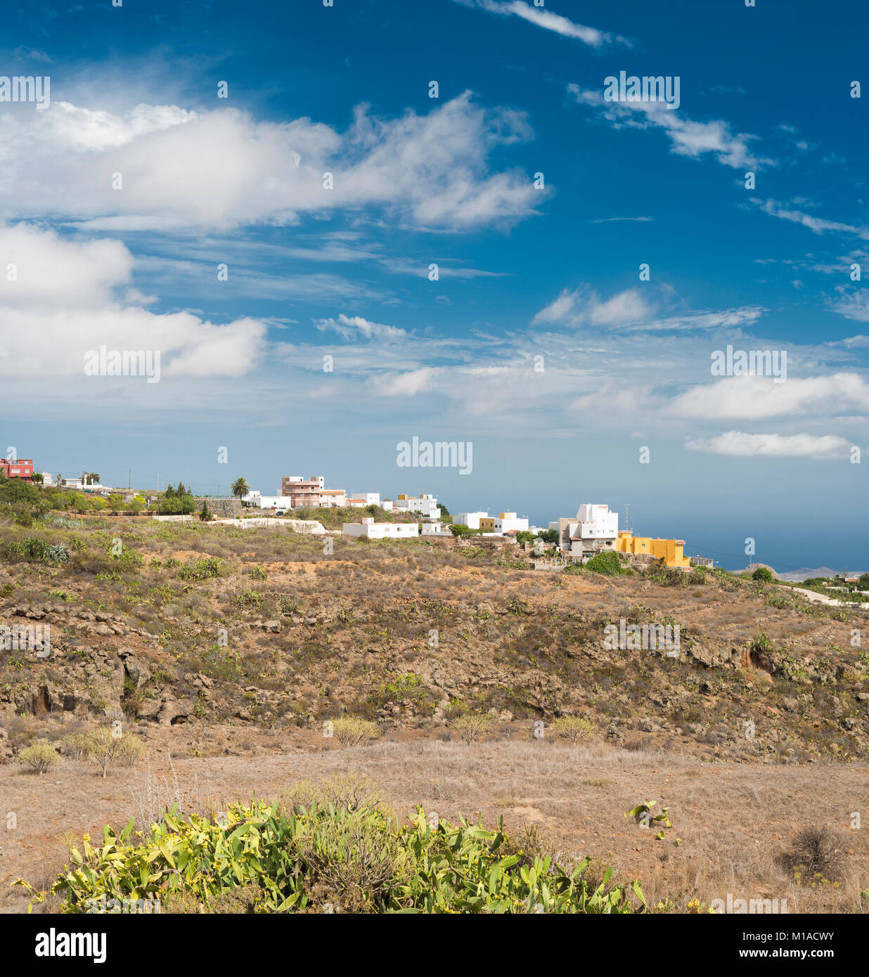 La ciudad de Arona vistos desde un sendero en el Barranco del Ancón, Tenerife, Islas Canarias, España Foto de stock