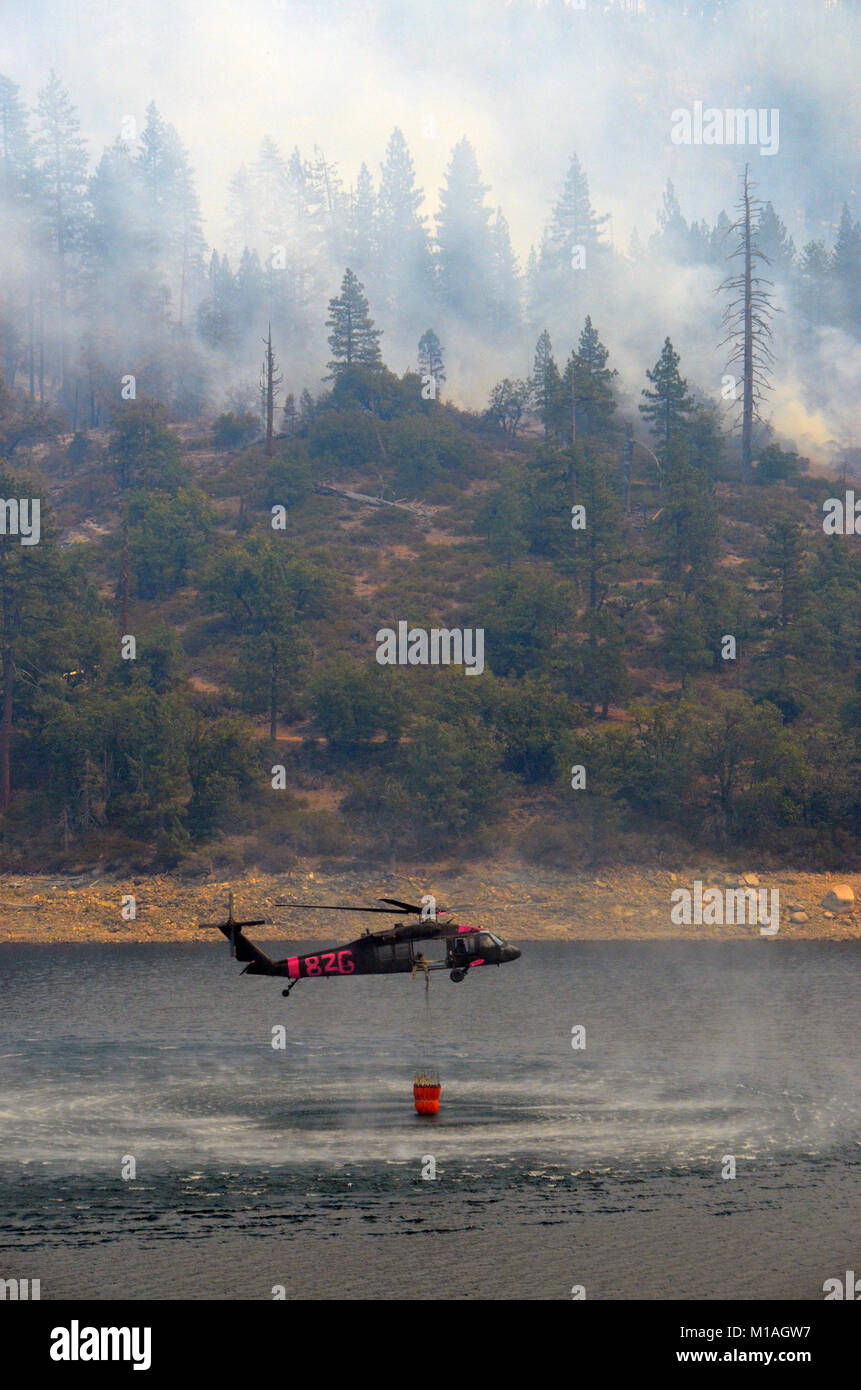 California, el ejército y la Guardia Nacional Aérea de pilotos de helicóptero desde el 1º y el 3º Batallón del 140º Batallón de aviación (de asalto aéreo), con base en Los Alamitos, Stockton y Mather, y la 129ª Ala de rescate, de Mountain View, volar su UH-60 Black Hawks y HH-60 allanar los halcones, el 29 de agosto de 2013, el DIP en el Cherry sitio Lago Embalse justo al oeste del Parque Nacional Yosemite a diversos lugares de interés turístico cercanos caída de la cuchara. El avión gira caiga a sumergirse, a veces con otro civil choppers y podrían caer a tantos como 20 cubos antes de tener que repostar. Los pilotos se mueven en, dirigida por Cal Fire ma Foto de stock