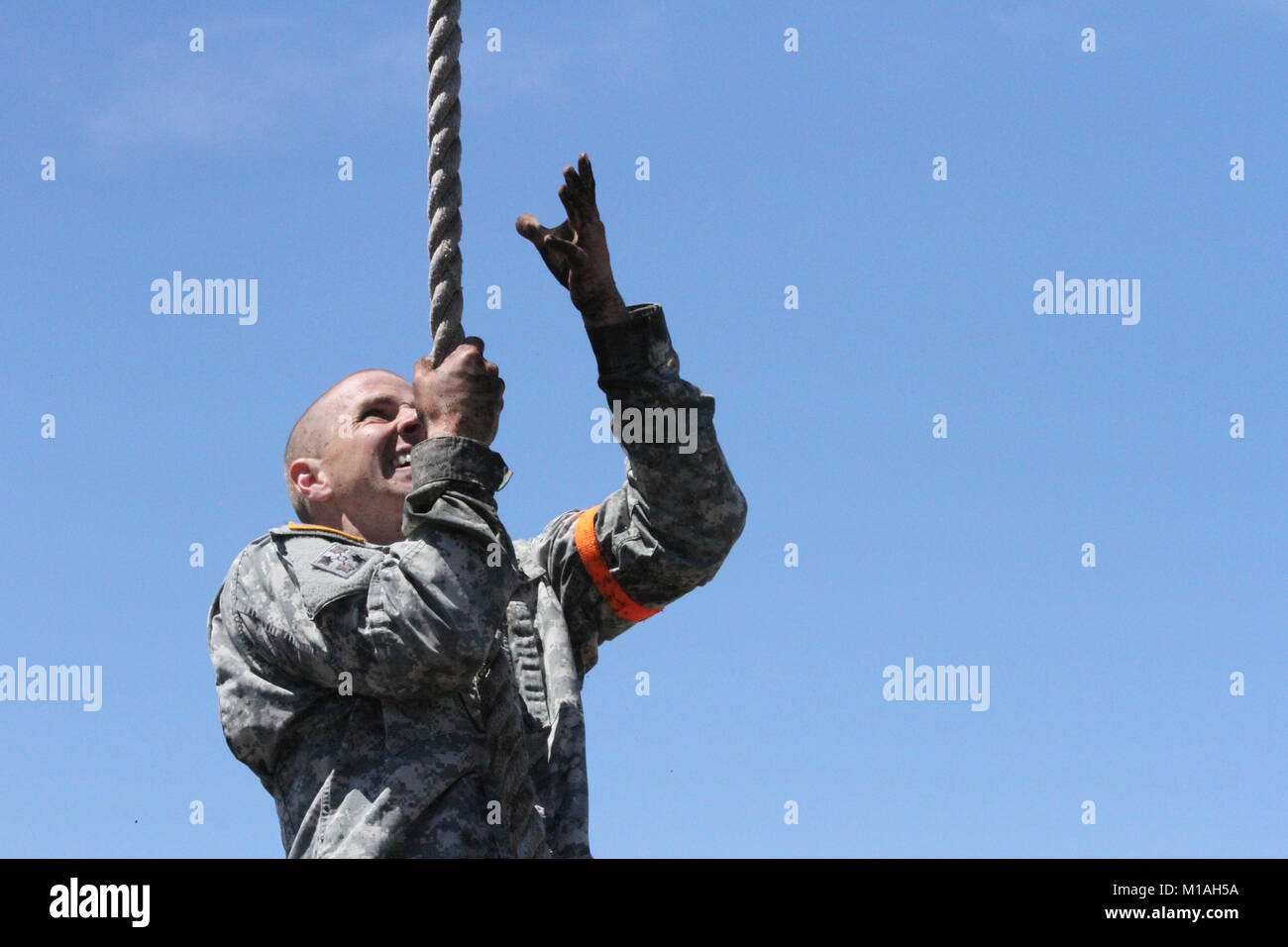 Guardia Nacional del Ejército de Utah Sgt. Peter R. Wiedmeier agarra una cuerda en la carrera de obstáculos durante el evento del 16 de mayo de 2017, la Guardia Nacional del Ejército de la Región 7 Mejor Guerrero la competencia del 15 al 19 de mayo en el campamento de San Luis Obispo, California. (Ee.Uu. Foto de la Guardia Nacional del Ejército por el Sargento. Sigüenza (Eddie) Foto de stock