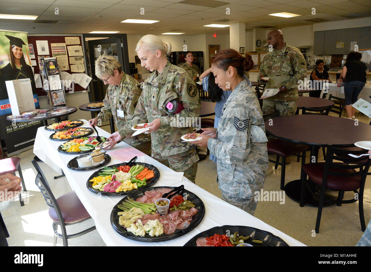 La Guardia Nacional de California celebra el Día de la igualdad de la Mujer el 28 de agosto, 2017, en la sede del Departamento Militar en Sacramento. El Sargento. Cyndi Baltezore sirvió como orador y premiado en el evento. Baltezore, la primera mujer miembro de infantería de la Guardia de cal y un veterano de Irak y Afganistán, sirve como un líder de escuadrón de infantería con el 1-185º Batallón de Infantería (U.S. Fotos de la fuerza aérea por el Sargento Primero. David Loeffler/liberado). Foto de stock