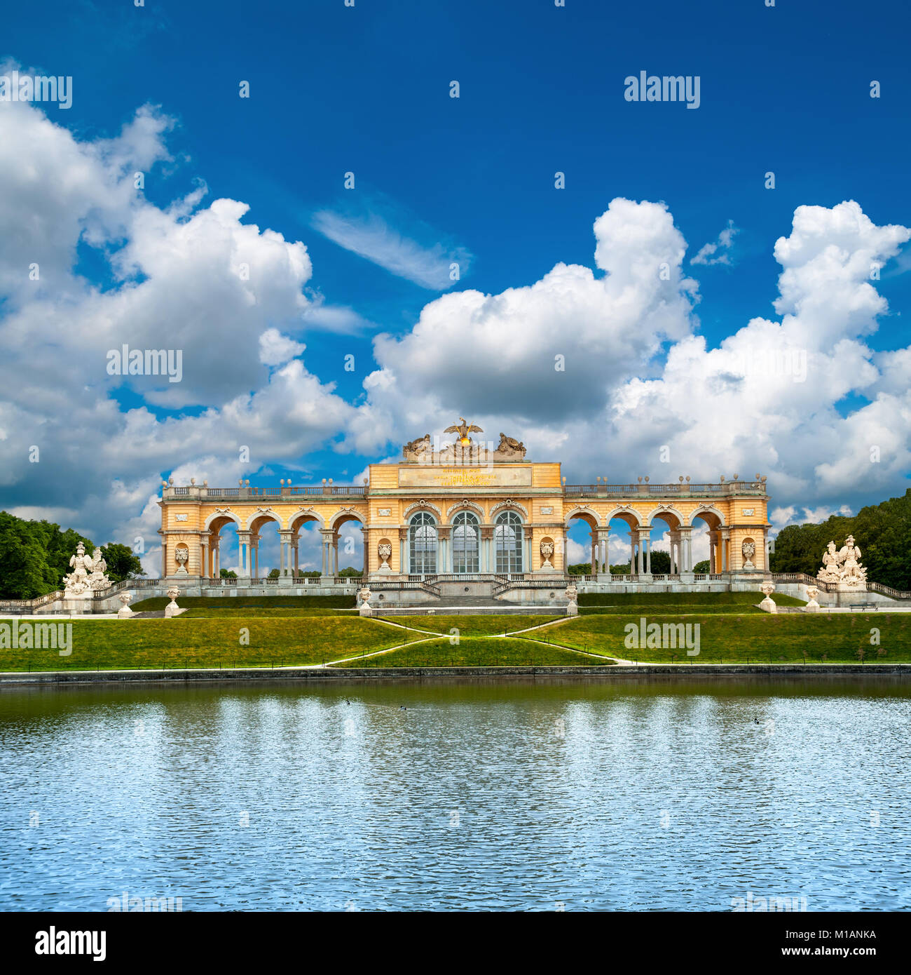 La Gloriette en el jardín del palacio de Schönbrunn, Viena Foto de stock
