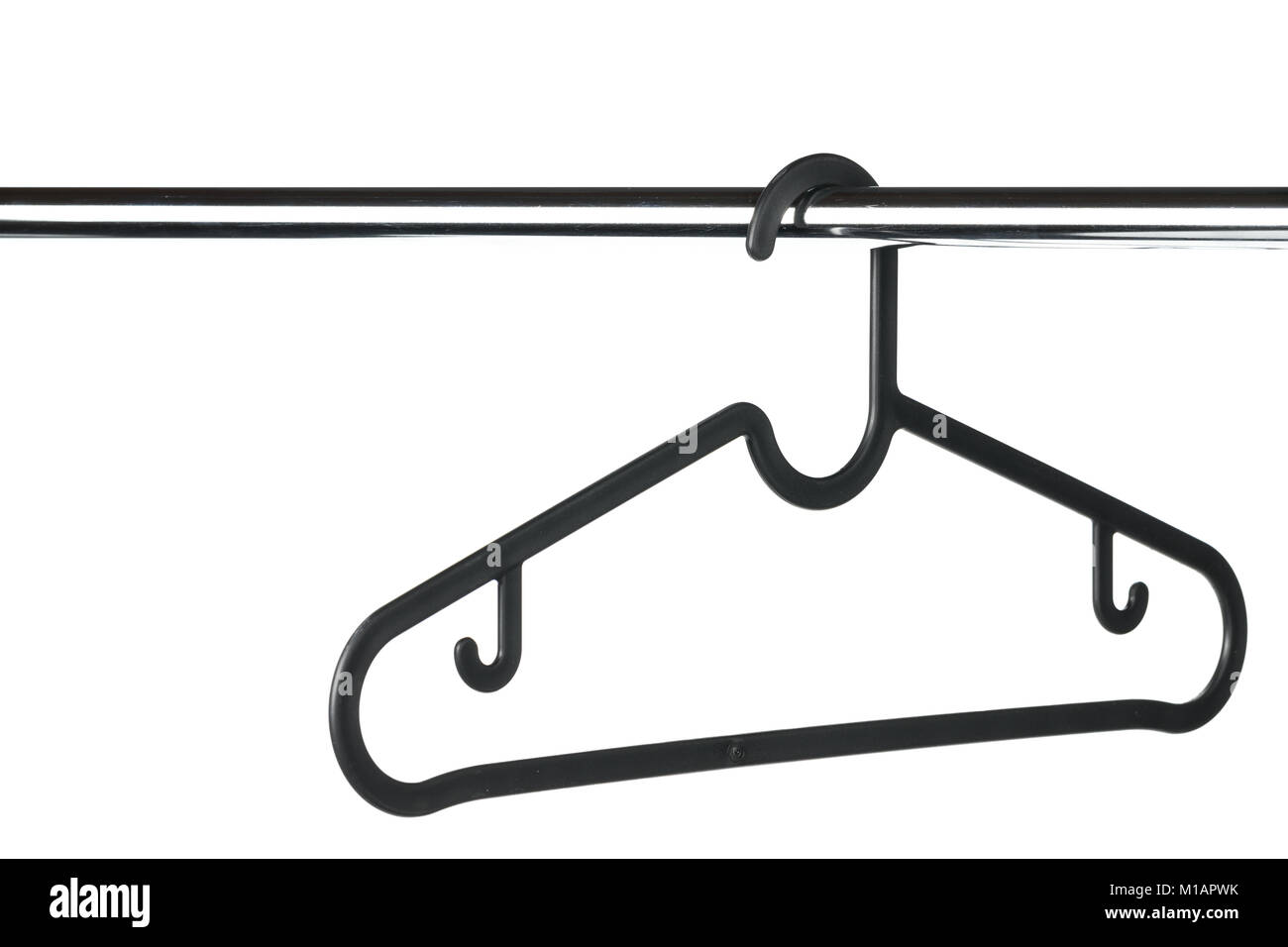 Percha negra vacía / percha en una rampa de ropa con un fondo blanco. Copia potencial espacio por encima y a la izquierda del colgador. Foto de stock