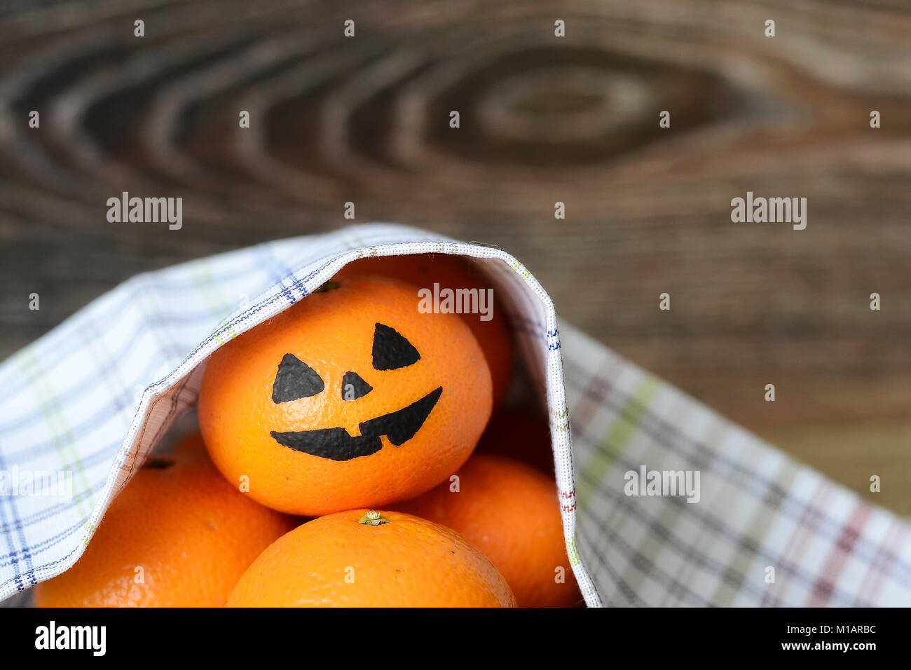 Pintado de caras tenebrosas en una fiesta de Halloween en frutas de naranja  Fotografía de stock - Alamy