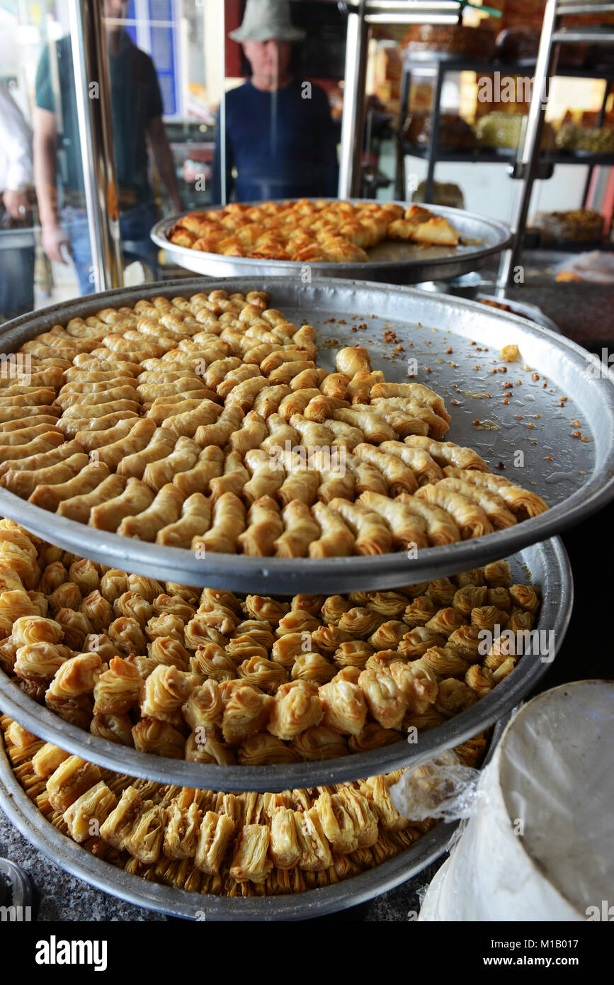 Postres repostería tradicional árabe en una tienda de dulces locales en  Aqaba, Jordania Fotografía de stock - Alamy