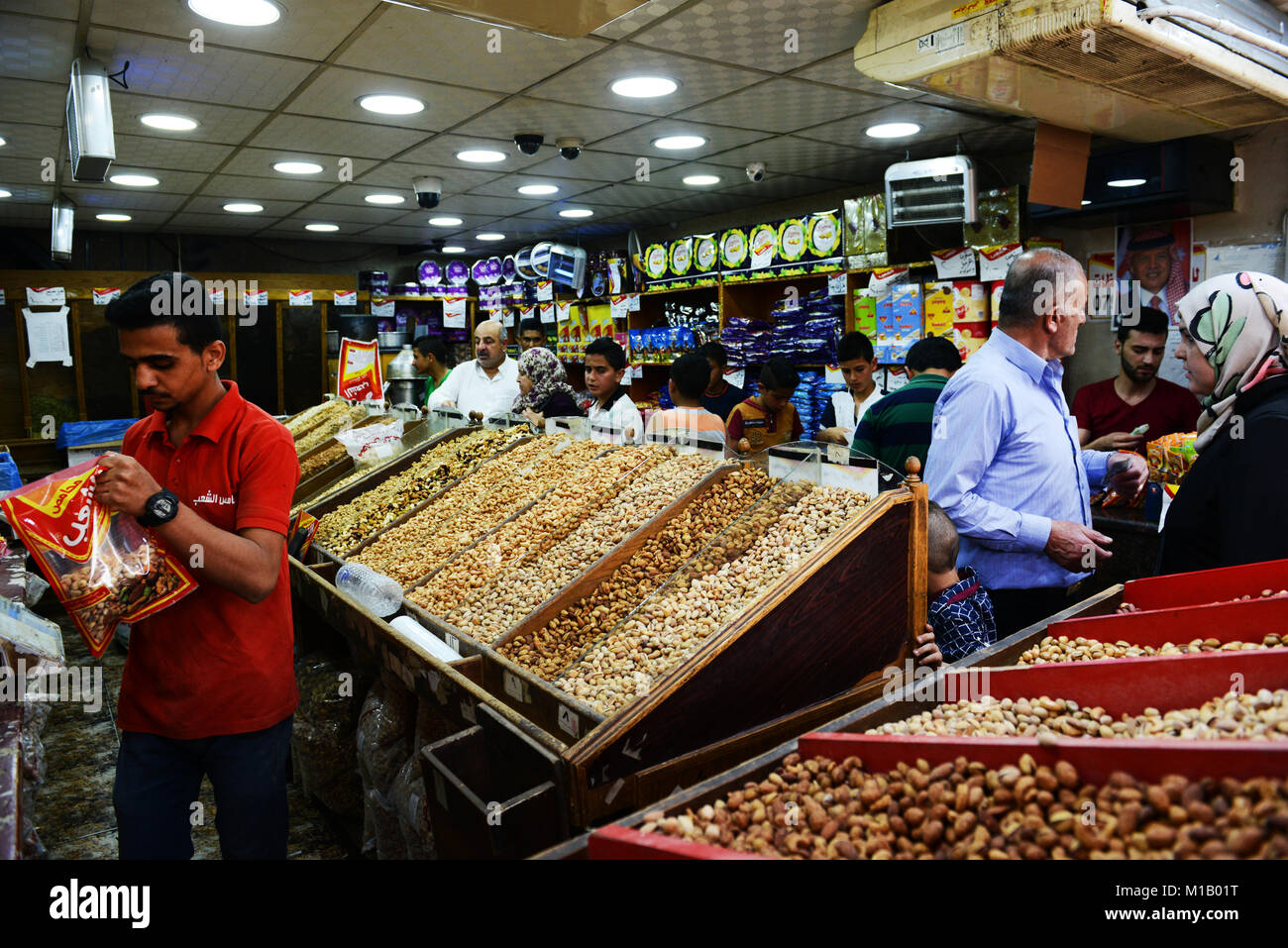 Una tienda de frutos secos en Aqaba, Jordania Fotografía de stock - Alamy
