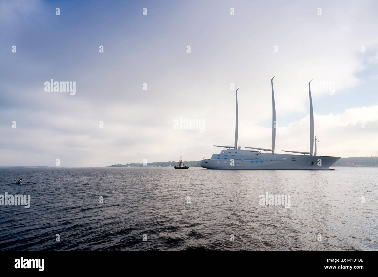 Velero "perla blanca", "enfermos" un yate en el puerto de Kiel, Alemania,  el pasado 25 de septiembre, 2015 Fotografía de stock - Alamy