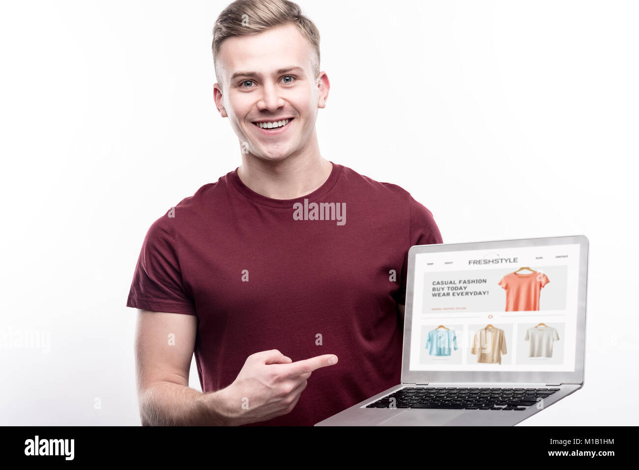 Perforar Saca la aseguranza Flecha Hombre encantador mostrando página web de la tienda de ropa online  Fotografía de stock - Alamy