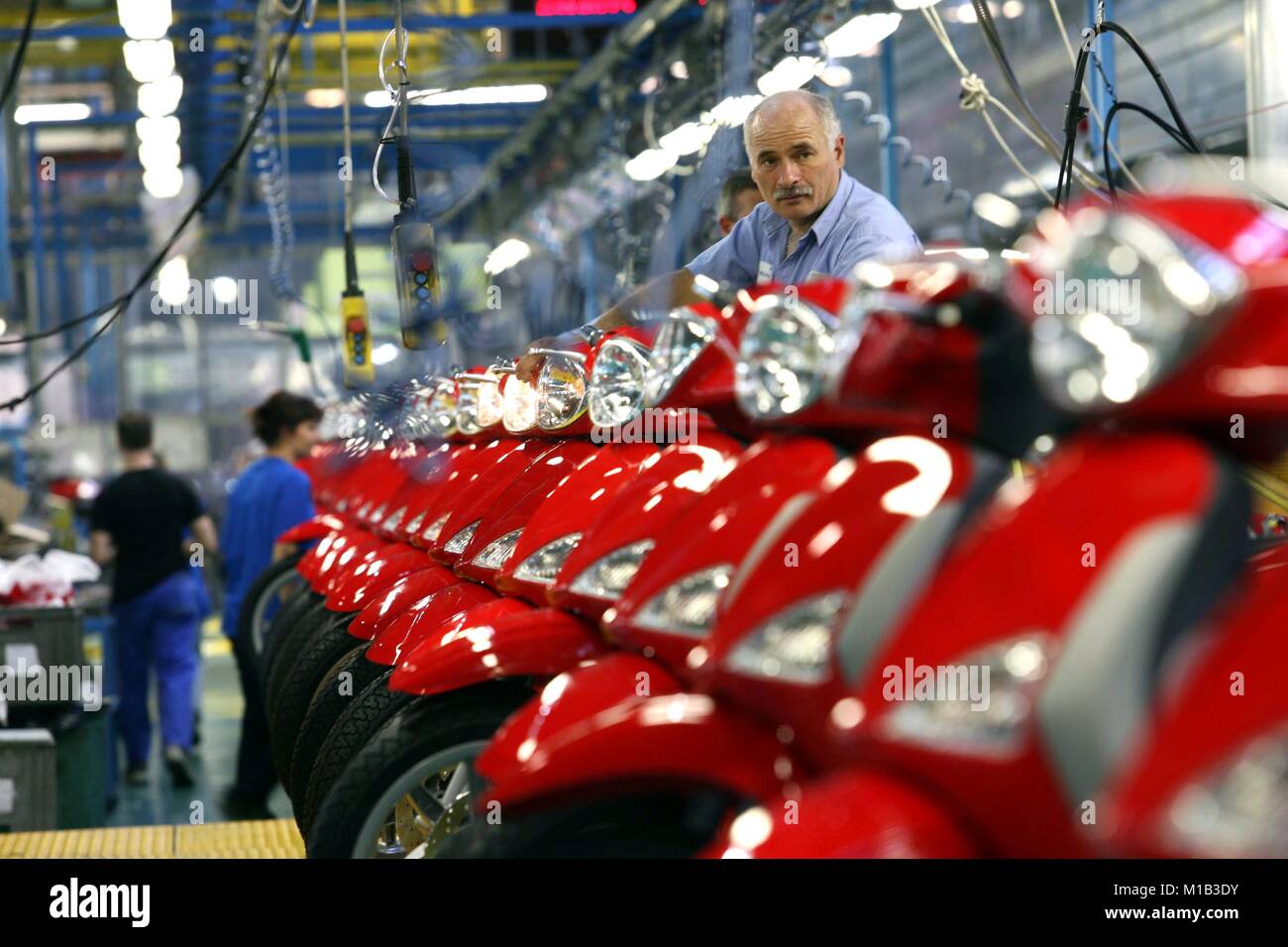 Fábrica de Piaggio, la producción de motocicletas y scooters, Pontedera, Pisa, Italia © Riccardo Squillantini Crédito/Sintesi/Alamy Stock Photo Foto de stock