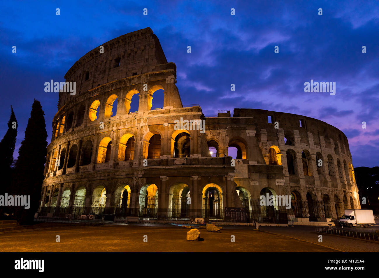 Coliseo romano en la noche. Roma, Italia. Foto de stock