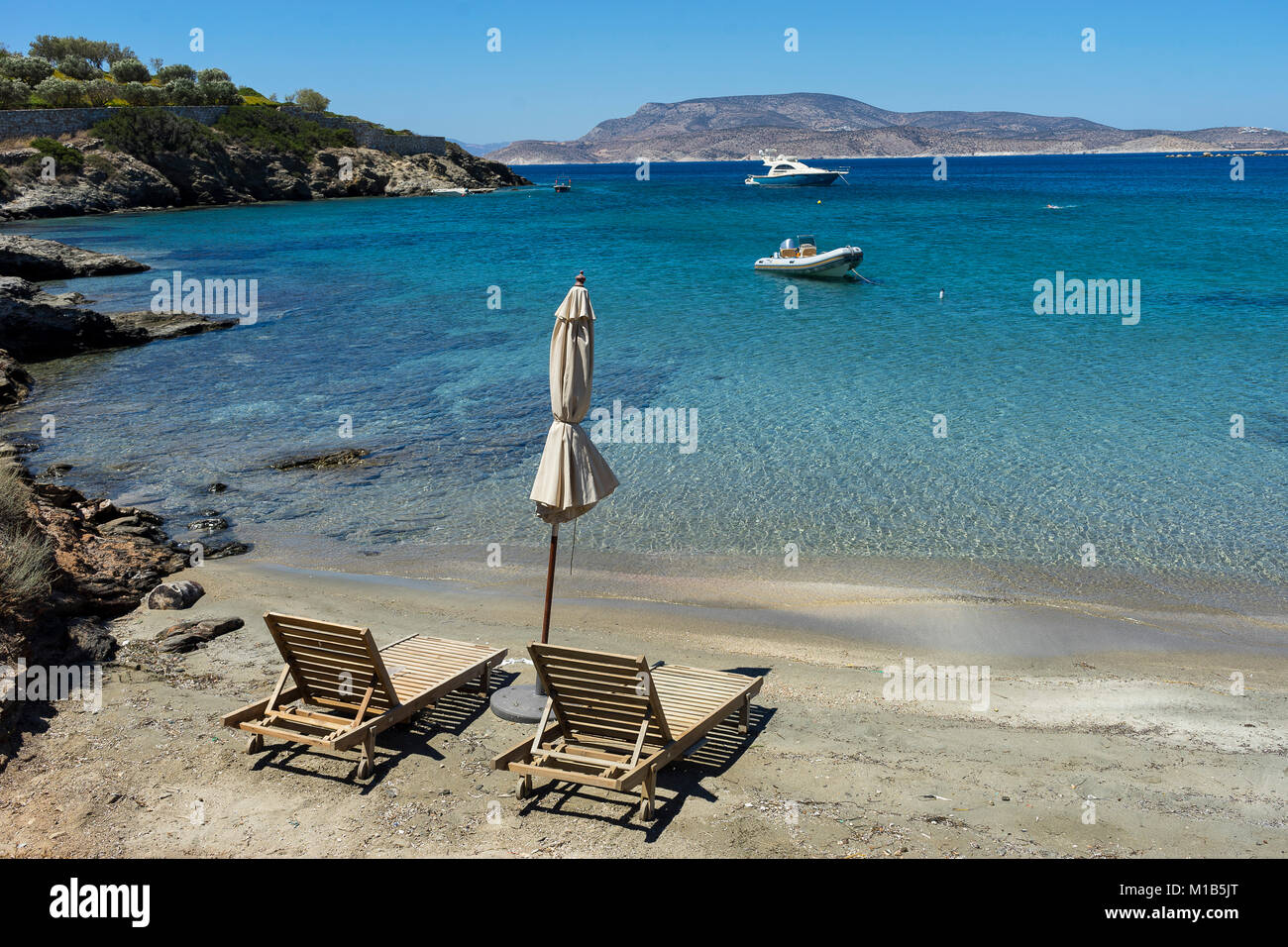 Vista a la playa. Schinoussa isla. Grecia Foto de stock