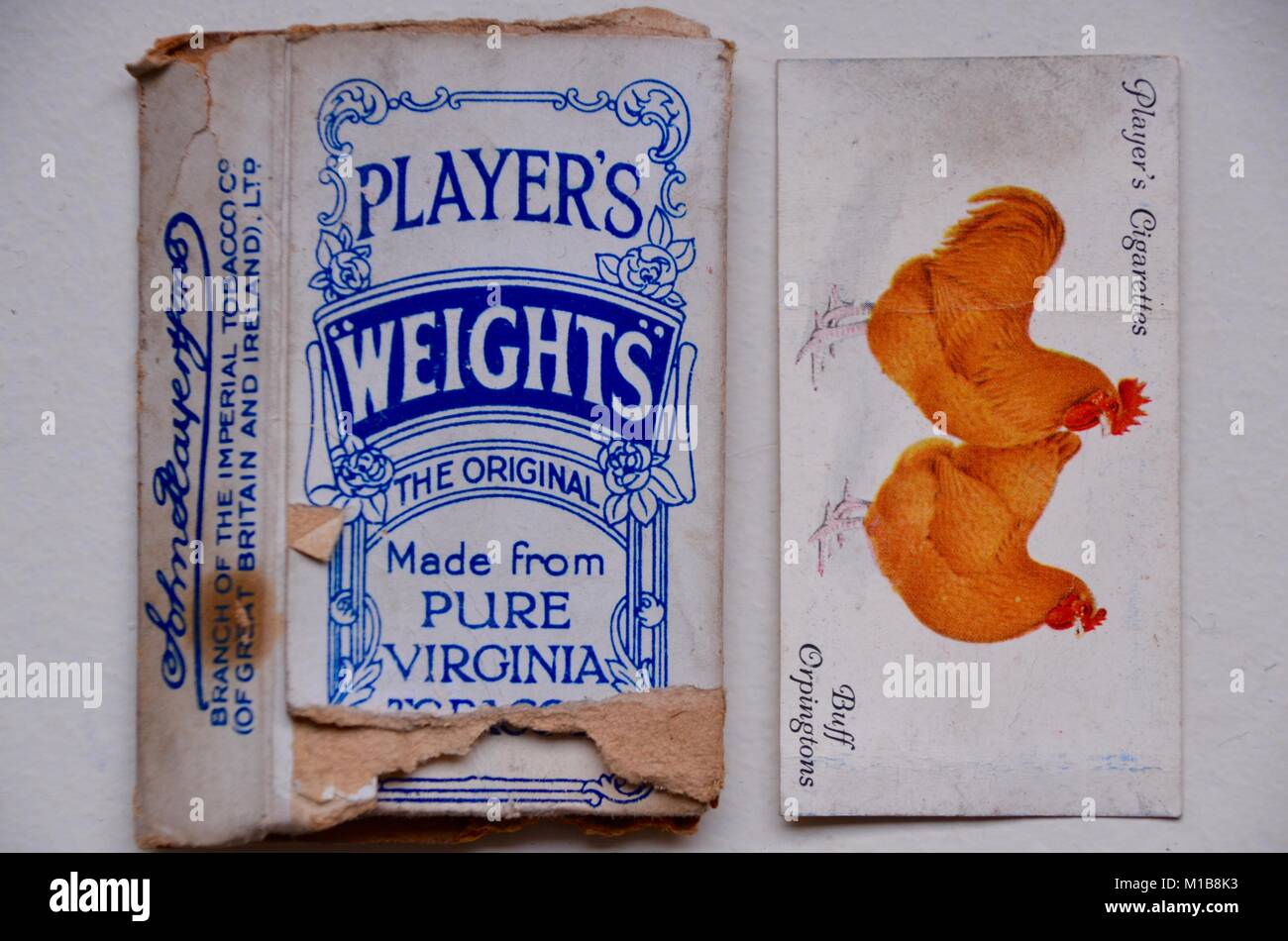 John jugadores pesas vintage cajetillas de cigarrillos con Tarjetas coleccionables Foto de stock