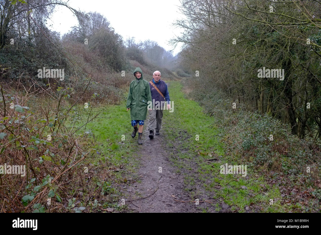 Padre e hija caminando. Foto de stock