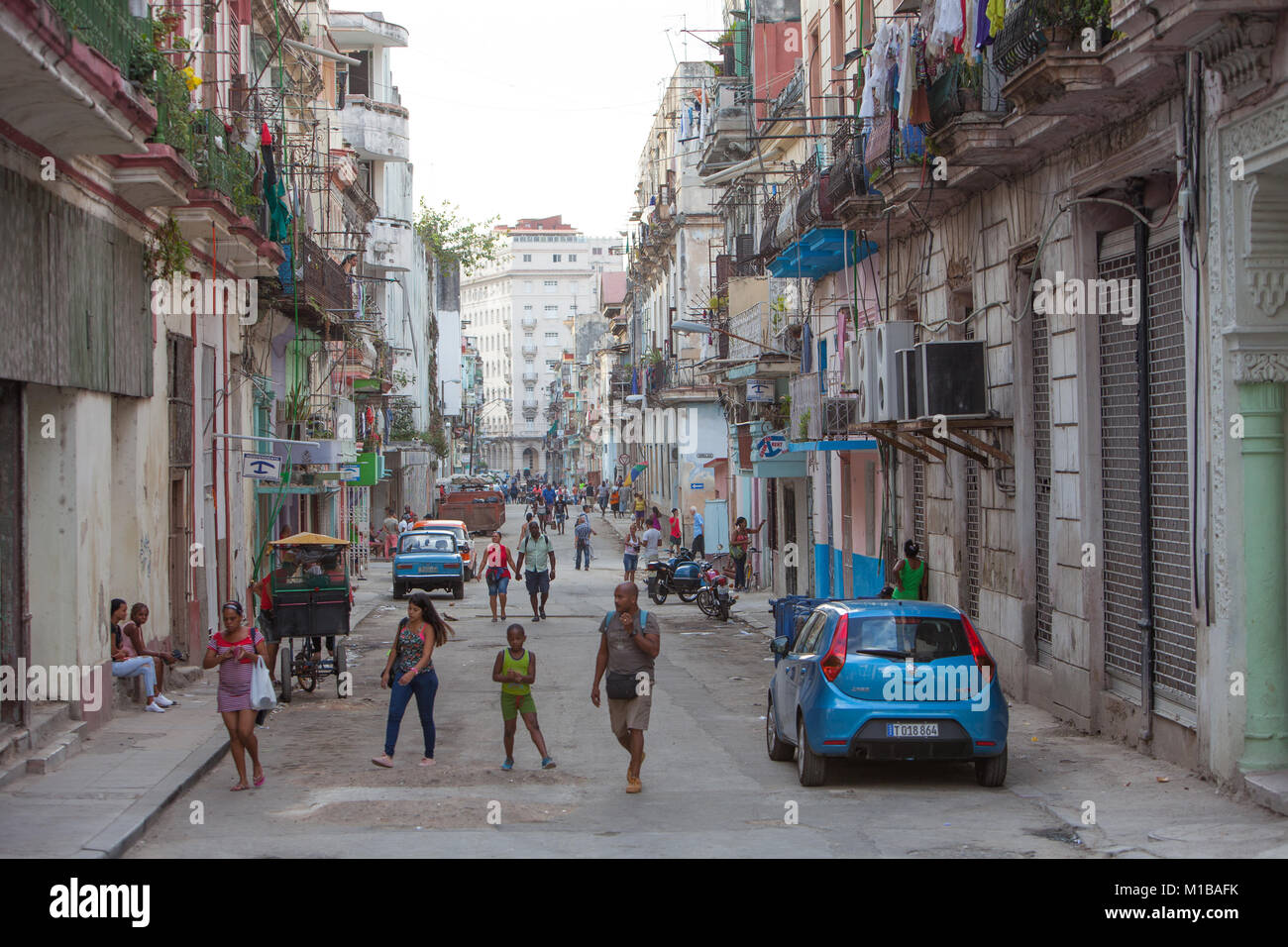 La Habana Vieja calle bulliciosa Foto de stock