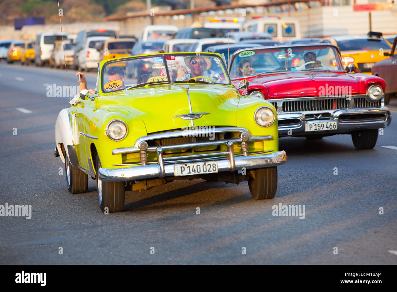 Vintage Convertibles en el Malecón Foto de stock