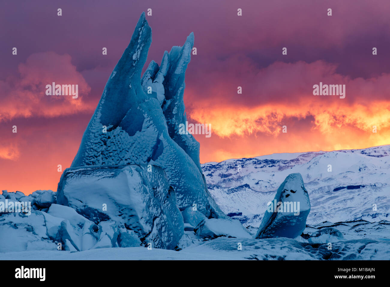 Un iceberg azul puntiagudas al atardecer en Jokulsarlon Lagoon en el sur de Islandia Foto de stock