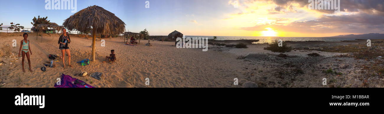 Panorama de la playa paraguas Foto de stock
