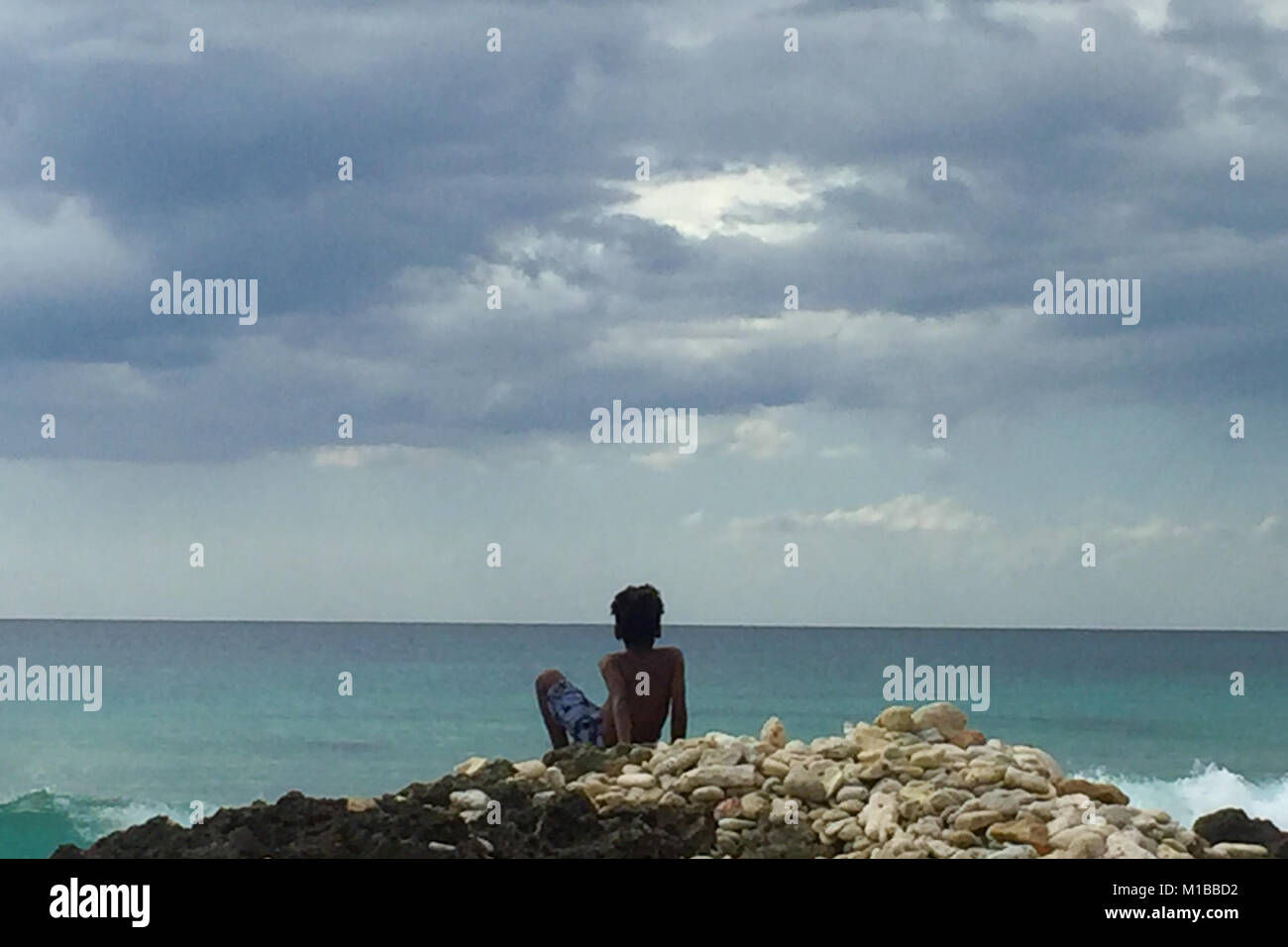 Mirando boy en Playa Cubana Foto de stock