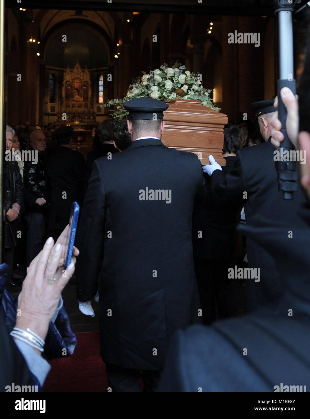 Los funerales del chef italiano Gualtiero Marchesi, en la iglesia de Santa Maria del Suffragio. Marchesi, que fue ampliamente considerado como el padre de la nouvelle cuisine del país, falleció el martes (26dic17) en su ciudad natal de Milán. Tenía 87 años de edad. Featuring: atmósfera Donde: Milán, Italia cuando: 29 de diciembre de 2017 Crédito: IPA/WENN.com **Sólo disponible para su publicación en el Reino Unido, Estados Unidos, Alemania, Austria, Suiza** Foto de stock