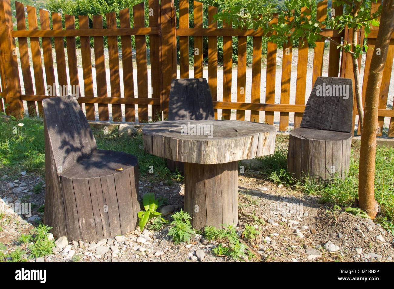Mesa y silla de troncos de árbol Fotografía de stock - Alamy