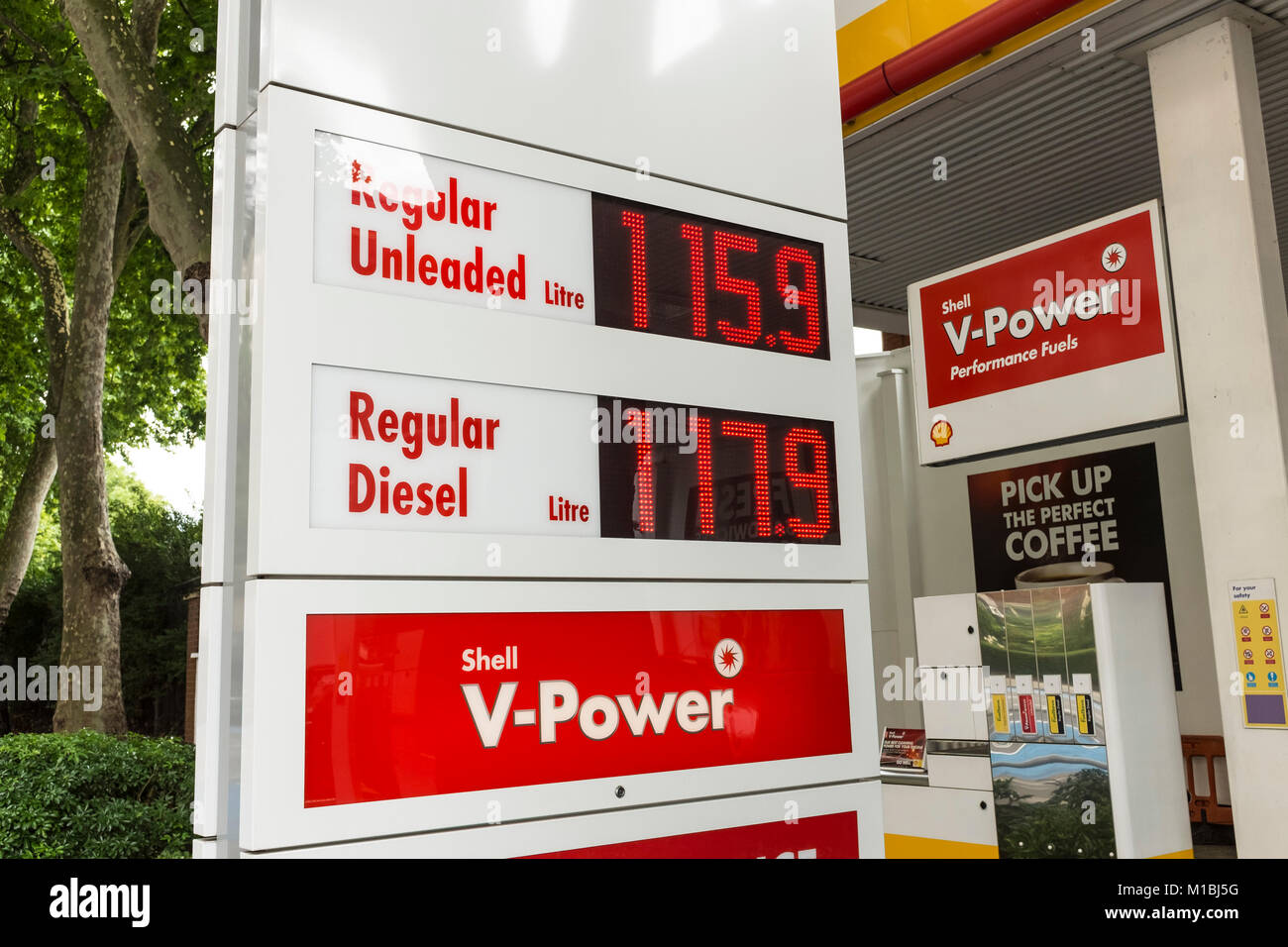 Visualización del precio del combustible en la gasolinera Shell, Londres, Reino Unido. Foto de stock