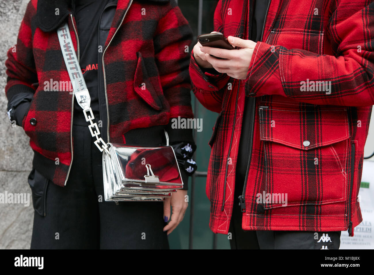 Milán - 15 de enero: Mujer y hombre con chaqueta a cuadros rojo y negro y  blanco plata bolsa antes de Giorgio Armani Fashion Show, la Semana de la  moda de Milán