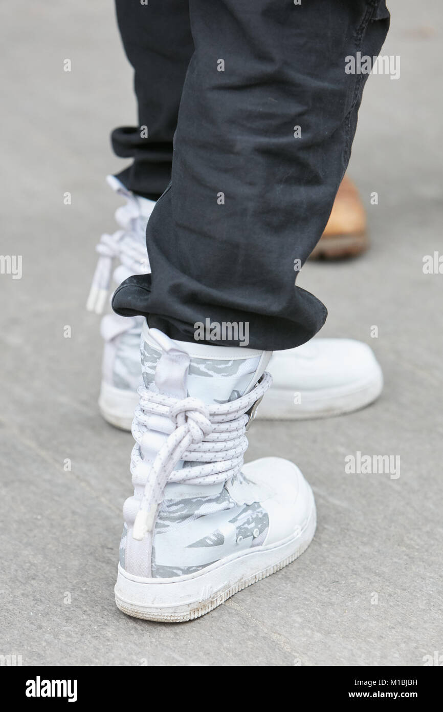 Milán - 15 de enero: mujer blanca con botas Nike antes de Giorgio Armani  Fashion Show, la