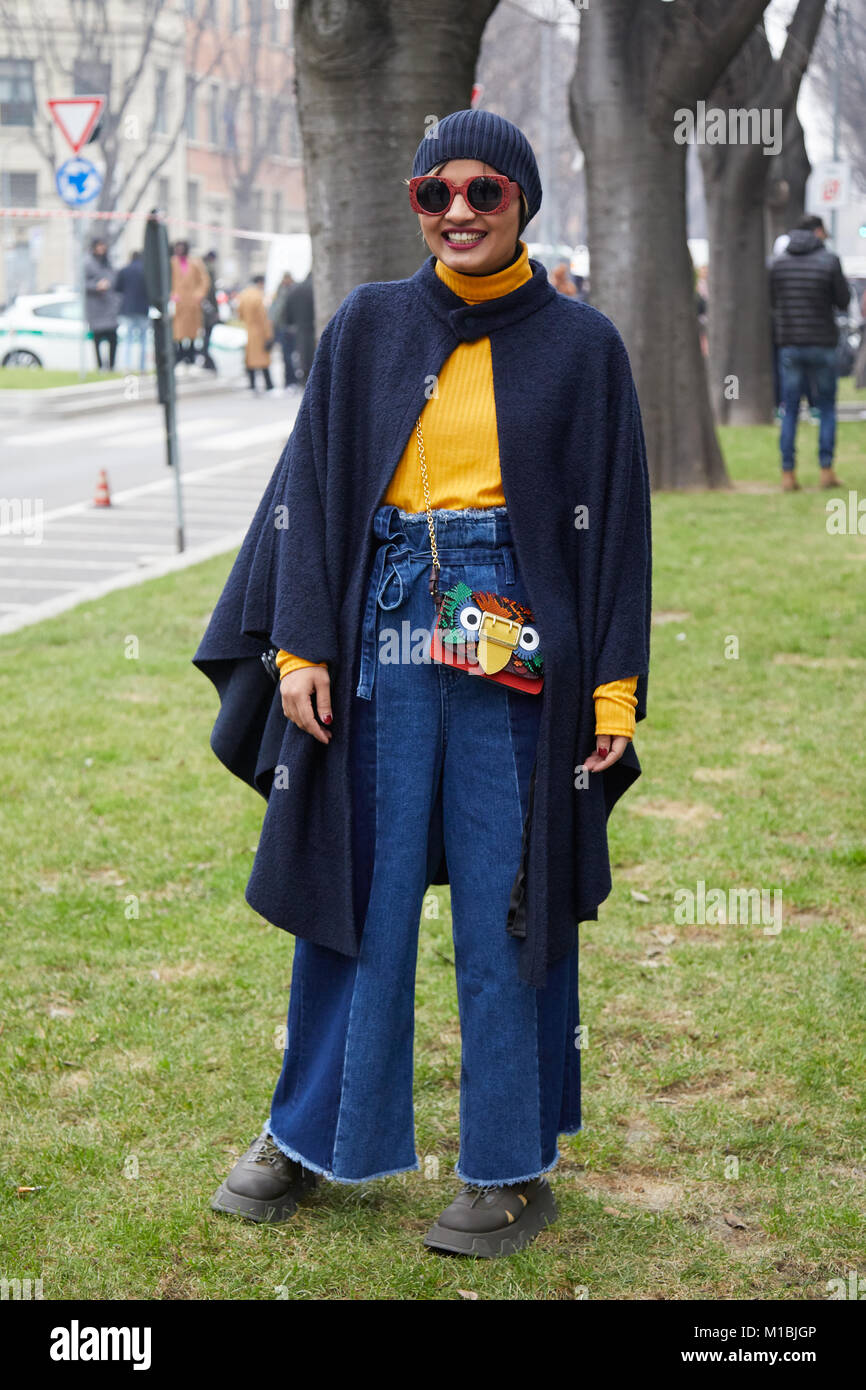 Milán - 15 de enero: Mujer con Burberry colorido bolso, abrigo azul y  amarillo suéter cuello tortuga antes de Giorgio Armani Fashion Show, la  Semana de la moda de Milán Fotografía de