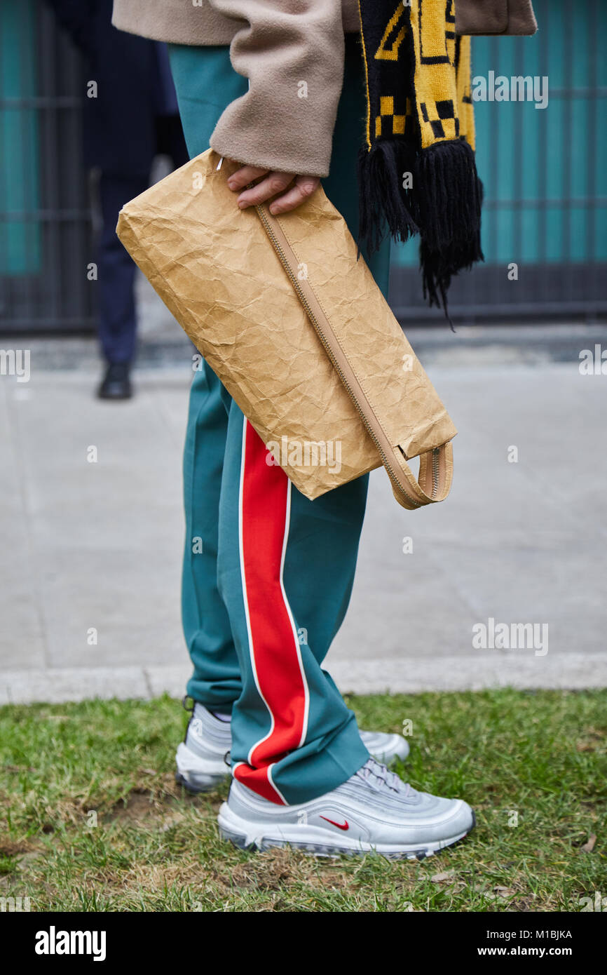 Milán - 15 de enero: el hombre con zapatillas Nike gris y pantalón verde  con una raya roja dbeige bolsa de papel antes de Giorgio Armani Fashion  Show, Milán Fashi Fotografía de
