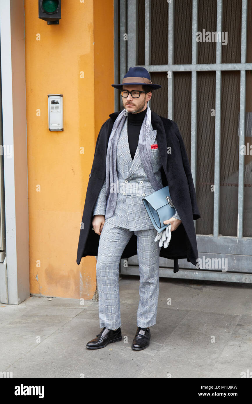 Milán - 15 de enero: el hombre con traje gris y negro abrigo antes de  Giorgio Armani Fashion Show, la Semana de la moda de Milán street style el  15 de enero