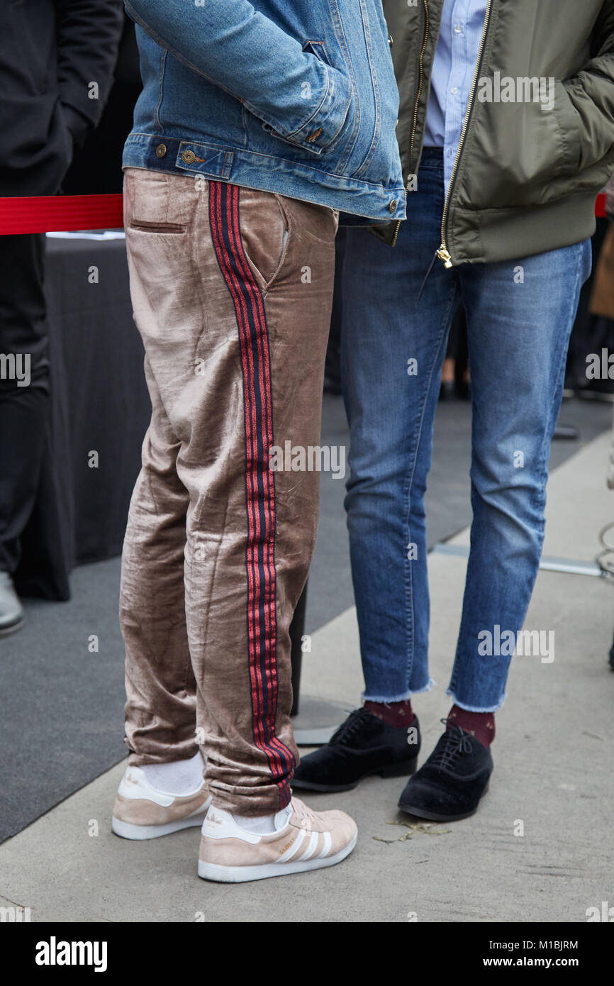 Milán Enero 15:hombres con pantalones de terciopelo marrón y blue jeans antes de Fashion