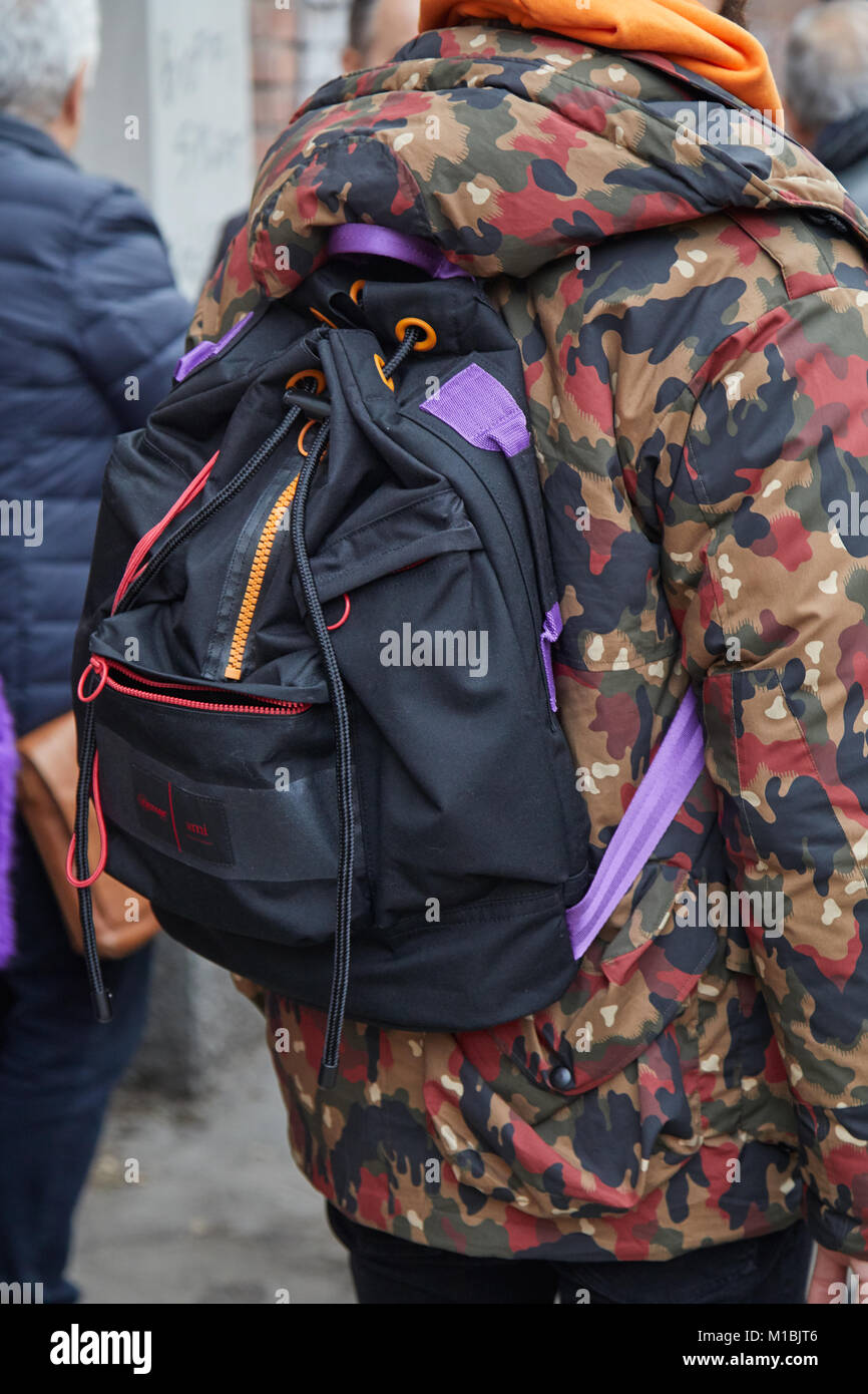 Milán - 15 de enero: el hombre de negro y violeta Eastpack mochila y marrón  y rojo