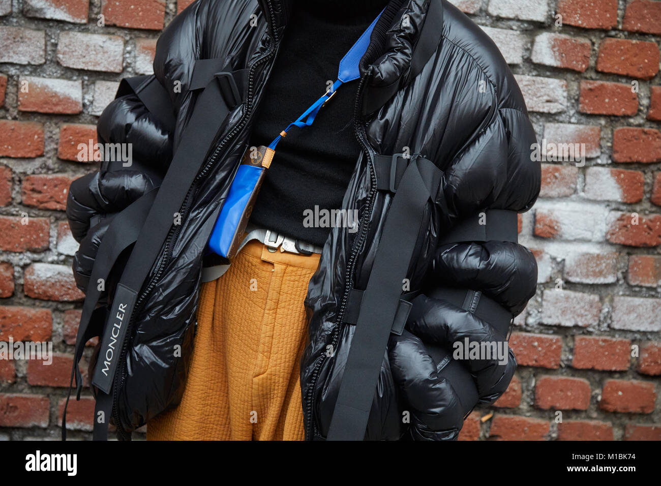 Milán - 15 de enero: el hombre de negro Moncler chaqueta acolchada y azul  Louis Vuitton bolsa antes de Fendi Fashion Show, la Semana de la moda de  Milán street style Janu