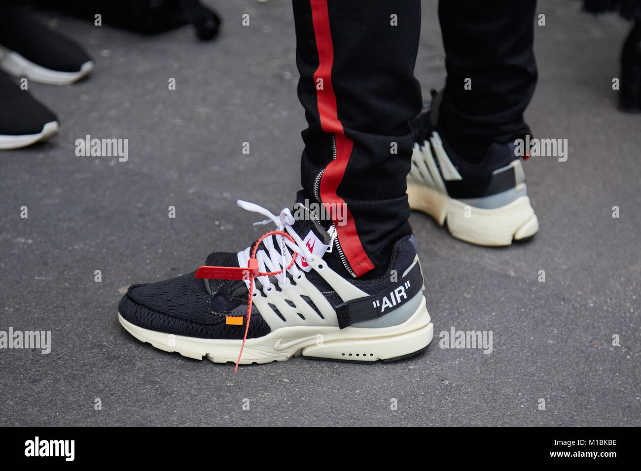 gusano por otra parte, virtud Milán - 15 de enero: el hombre con blanco y negro zapatos Nike Air y pantalón  negro con raya roja antes de representar el Fashion Show, la Semana de la  moda de